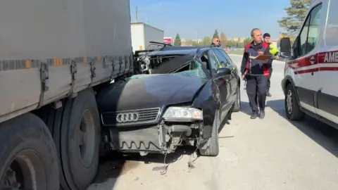 Kütahya’da otomobil tırın dorsesine saplandı: Bir kişi yaralandı
