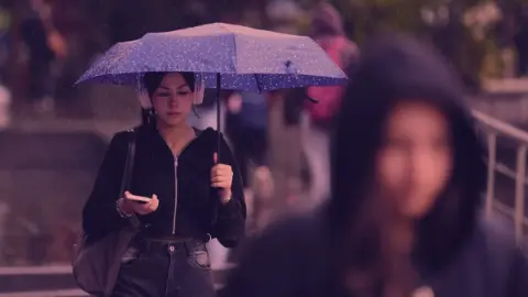 Türkiye’de hava ikiye bölünüyor: Bir yanda sağanak, diğer yanda pus ve sis