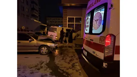 Otomobille çarpışan minibüs dükkana daldı: İki kişi yaralandı