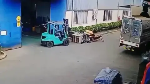 Vietnam'da devasa paletlerin altında kalan talihsiz işçinin kaza anı kamerada