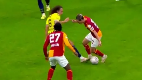 Galatasaray dev derbide penaltı bekledi: Hakemin kararı tepki çekti
