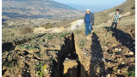 Deprem olmadı ama yer yarıldı: Tarlanın ortasında aniden beliren devasa yarıklar şaşırttı