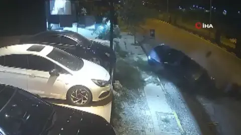 Kontrolden çıkan otomobil oto galeriye daldı: Park halindeki araca böylesine çarptı!