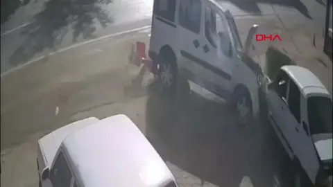 Adana'da ehliyetsiz sürücü direksiyon hakimiyetini kaybetti: İki otomobile çarptı