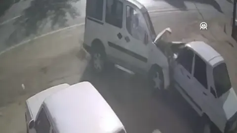 Adana Kozan'da kontrolden çıkan otomobil ortalığı savaş alanına çevirdi