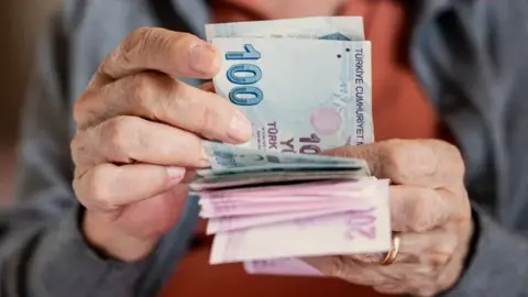 Emekli maaşında yeni senaryo: Ocakta hesaplara ne kadar yatacak?