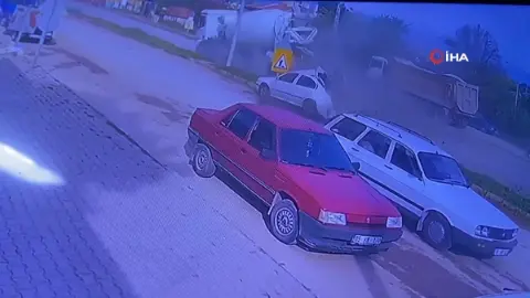 Çorum'da freni patlayan beton mikserinin otomobile çarptığı anlar kamerada