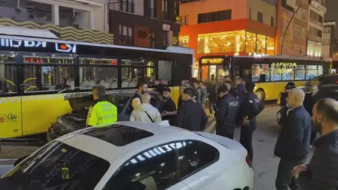 Küçükçekmece’de otomobil, yolcu minibüsüne çarptı: İki yaralı