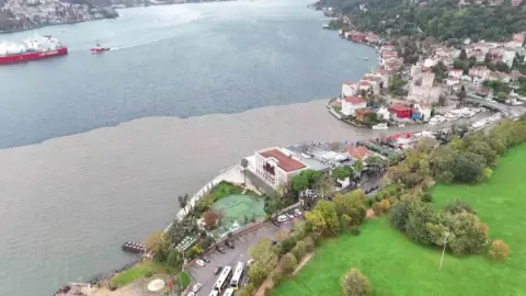 İstanbul Boğazı’nda dikkat çeken görüntü! Denizin bir bölümü çamurla kaplandı