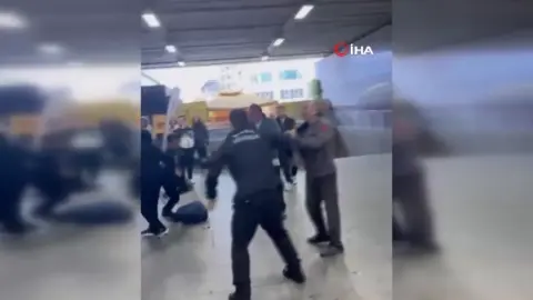 Mecidiyeköy'de metrobüs girişinde güvenlik görevlisinin tekme attığı kaza anı kamerada