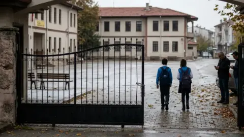 Balıkesir okullar tatil mi? 27 Ekim Salı Balıkesir'de bugün okul var mı, ders işlenecek mi? Balıkesir Valiliği tatil açıklaması