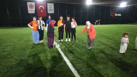 Hatay'da bayram coşkusu sahaya taştı! Şalvarlı teyzeler bastonla santra yapt
