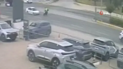 Balıkesir'de otomobil ile motosikletin çarpıştığı kaza anı güvenlik kamerasında