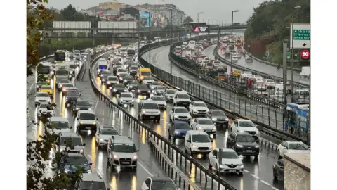 Sürücüler adım adım ilerliyor! İstanbul'da yağışla birlikte trafik felç oldu: Anadolu Yakası yüzde 89'u gördü
