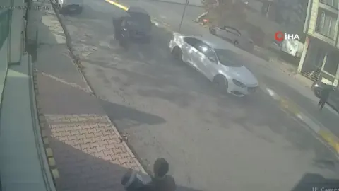 Esenyurt Güzelyurt Mahallesi Yıldırım Beyazıt Caddesi'nde kaza anları kamerada