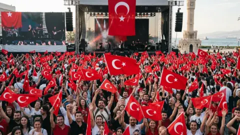 İzmir 29 Ekim konserleri 2026: İzmir'de 29 Ekim Cumhuriyet Bayramı ücretsiz konserleri nerede, saat kaçta ve kimler var?