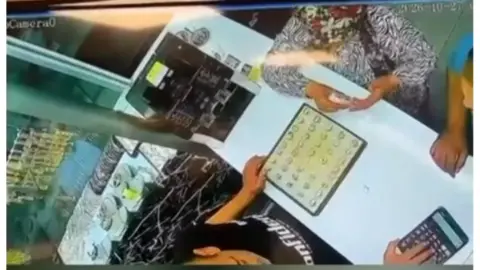 İki kuyumcudan aynı yöntemle çaldılar! 100 bin liralık vurgun kamerada