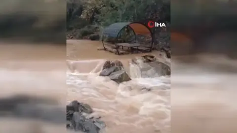 Elazığ'da sağanak yağış sonrası Teke Deresi'nde taşkın meydana geldi