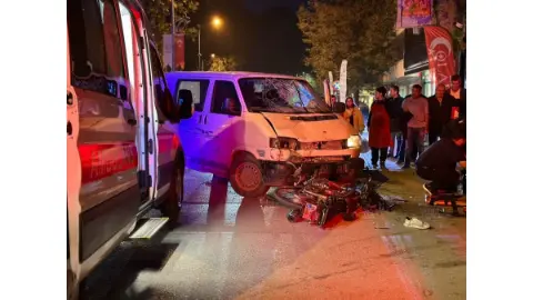 Bursa'da korkutan kaza: Minibüs ile motosiklet kafa kafaya çarpıştı