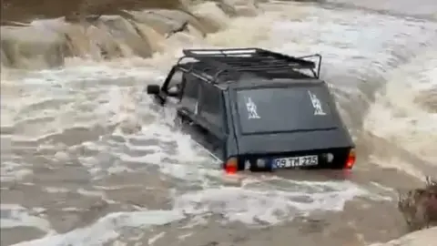 Aydın'da korku dolu anlar! Otomobil sel sularına kapıldı