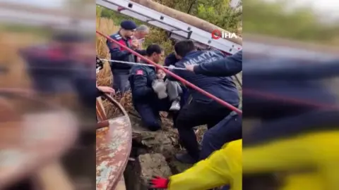 25 metrelik kuyuya düşen genç, ekipler tarafından kurtarıldı
