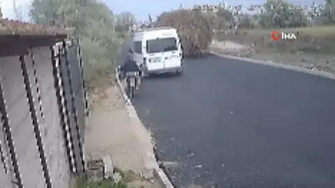 Niğde'de sollama yaparken şarampole devrilen motosikletli ağır yaralandı