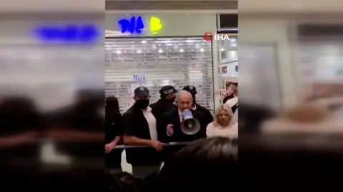 Netanyahu AVM'de sandıkların kapanmasına 1 saat kala megafonu eline aldı ve oy istedi