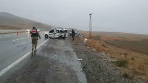 Van-Başkale yolunda zincirleme kaza: Üçü ağır 12 yaralı