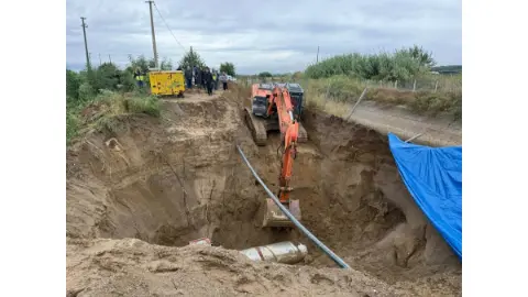 Kanalizasyon kazısında toprak kaydı: Bir işçi hayatını kaybetti