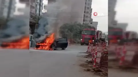 Erdemli'de Park Halindeki Otomobil Alevlere Teslim Oldu