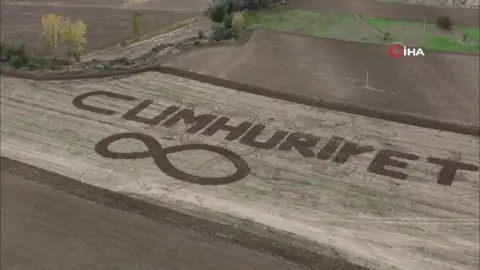 Amasya'da genç çiftçiden 29 Ekim'e özel devasa tarla tasarımı: Traktörle'Cumhuriyet' yazdı