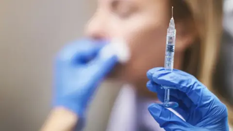 Kalça dolgusu vücuda yayılır mı? Estetik dolguların insan bedenine yıllar içinde yaptıkları dehşete düşürdü