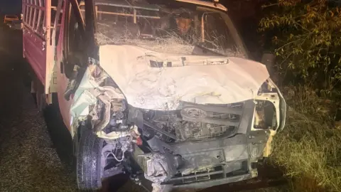 Besni'de gece yarısı kaza: Kamyonet ve traktör çarpıştı