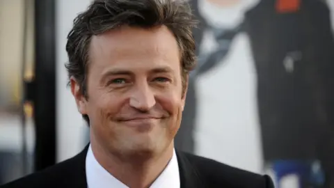 Matthew Perry belgeselinde'Friends' ekibi neden yok? Yönetmen gerçeği açıkladı