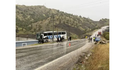 Şırnak'ta tırla çarpıştıktan sonra eve çarptı: 15 kişi yaralandı