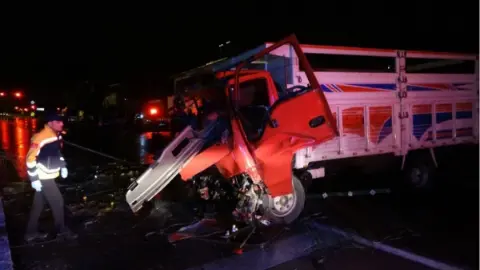 Manavgat'ta kontrolden çıkan kamyon karşı şeride uçtu: 2 otomobili biçtiği o anlar kamerada