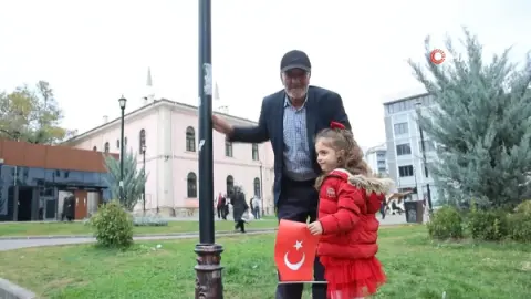 Elazığ'da minik öğrencilerin "Ölürüm Türkiyem" şarkısını söylediği anlar yaşlı adamı duygulandırdı
