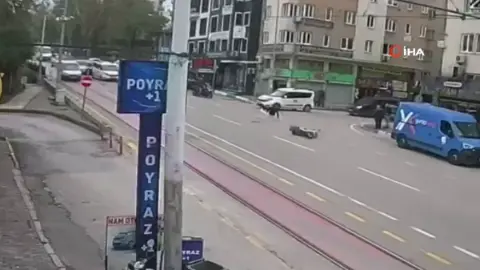Bursa Osmangazi'de motosikletin yayaya çarptığı kaza kameraya yansıdı