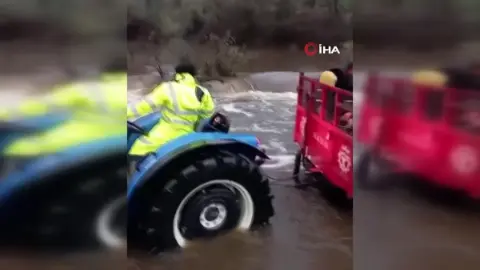 Aydın'da dereye uçan otomobil sulara gömüldü: İki kişi traktörle kurtarıldı