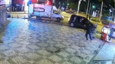 Kadıköy'de haraç almak için döviz bürosuna kurşun yağdıran çete kamerada: 5 şüpheli gözaltına alındı