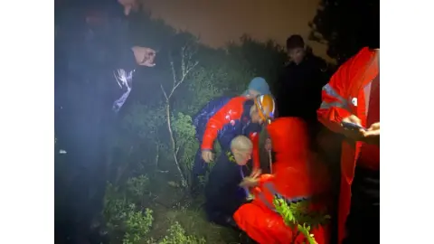 Bursa’da mantar toplarken kayboldular! Jandarma yaşlı adamı sırtında taşıdı