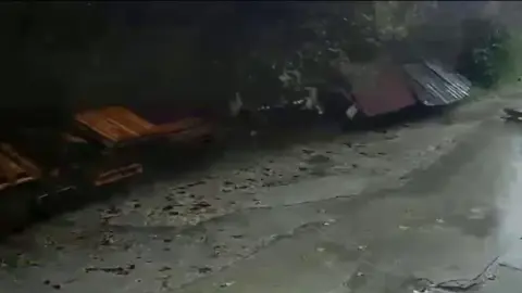 Zonguldak'ta tonlarca tonluk istinat duvarı böyle çöktü: Köpekler telef oldu, araçlar enkaz altında kaldı