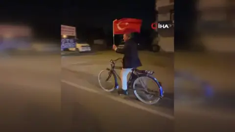 Iğdır'daki Cumhuriyet Bayramı konvoyunda bisikletli yaşlı vatandaş duygulandırdı
