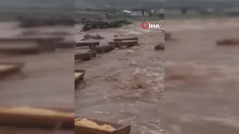 Diyarbakır Çermik'te şiddetli sağanak nedeniyle dereler taştı