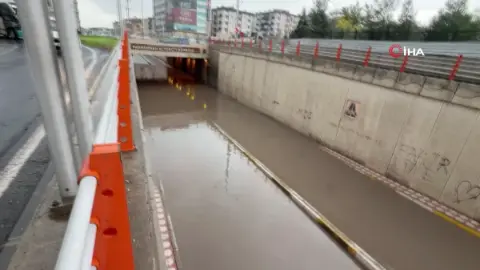 Diyarbakır'da şiddetli sağanak yağış trafiği kilitledi: Alt geçitler tıkandı