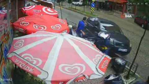 Giresun Gazi Caddesi'nde kontrolden çıkan otomobil yayalara çarptı