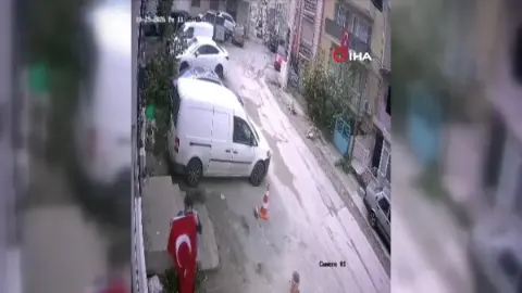 Evin balkonunda asılı olan Türk bayrağı yere düştü: Yoldan geçen gençten örnek davranış