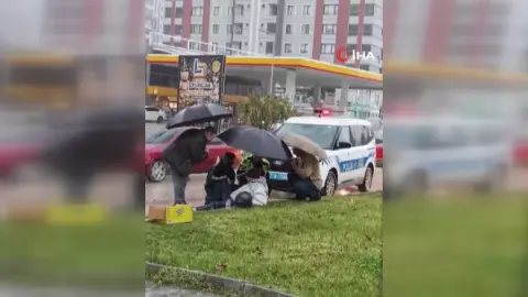Kastamonu'da kazada yaralanan sürücüye polis şemsiye tuttu: O anlar kamerada