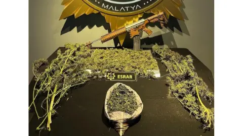 Sokak satıcılarına darbe! Adım adım takip edildi: 2 kilo esrar ele geçirildi