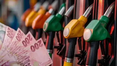 Akaryakıta peş peşe zam geliyor! Benzin 80 TL'yi, motorin 100 TL'yi aşacak: İşte zam tarihi